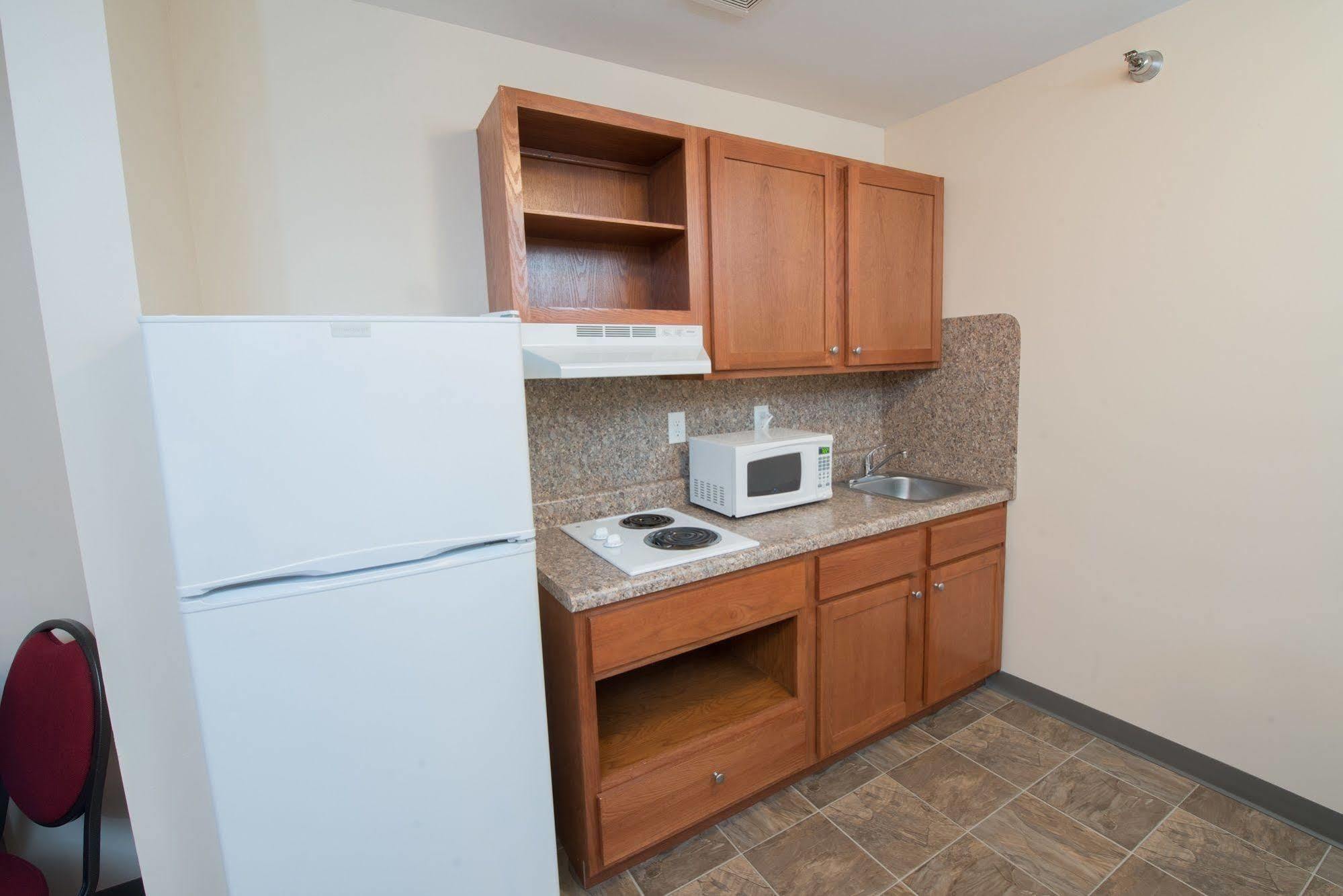 Red Roof Inn & Suites Дикинсон Экстерьер фото
